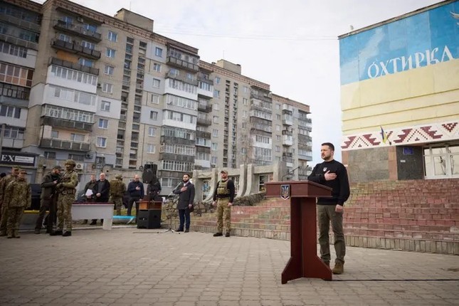 Ông Zelensky thăm thị trấn Okhtyrka. Ảnh: Reuters