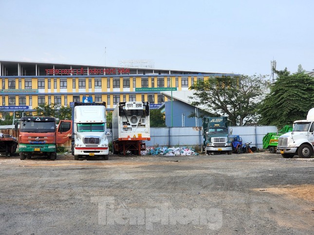 Khu nhà ở xã hội MR1 ở quận 7, dù đã khởi công 1 năm nhưng đang làm bãi giữ xe vì chưa đủ pháp lý để xây dựng.