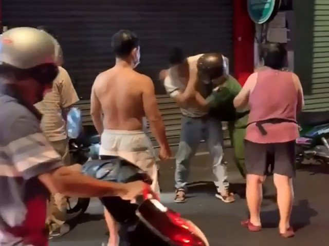 Khởi tố vụ ‘con đánh công an, mẹ quay clip’ đêm mùng 1 ở trung tâm TP.HCM