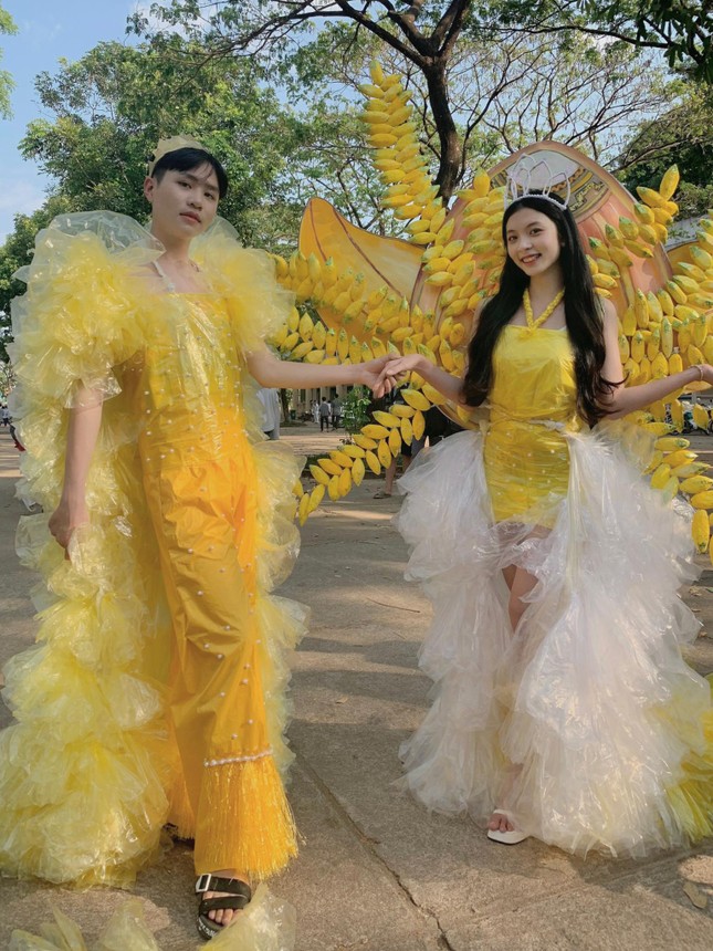 Phong trào thời trang tái chế đang &#34;viral&#34; tại trường học bất ngờ nhận về tranh cãi - 1