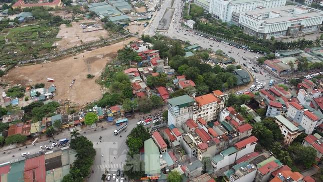 Thay vì có cầu để vượt đường 70, giảm xung đột, hiện phương tiện đi trên đường Chu Văn An vẫn phải đi vòng quanh công trường dự án để ra đường 70.