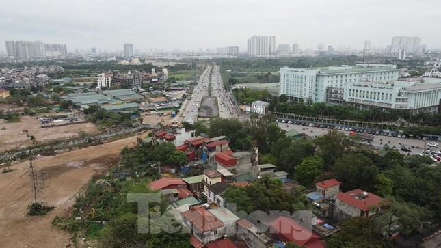 Ở giữa nút giao mặt bằng mới chỉ giải phóng được khoảng 1/3, còn lại là nhiều nhà xưởng, nhà dân tại huyện Thanh Trì vẫn chưa giải phóng xong.