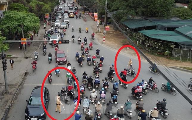 Tại đây CSGT luôn duy trì 1 tổ công tác điều tiết giao thông, nhưng do lượng phương tiện đổ về lớn, dẫn đến thường xuyên ùn ứ, đi lại khó khăn.
