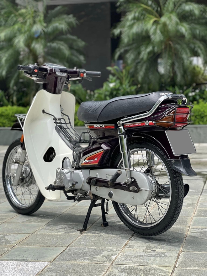 Honda Dream Thái đời 2002 biển số Hà Nội đang được rao bán hơn 70 triệu đồng.