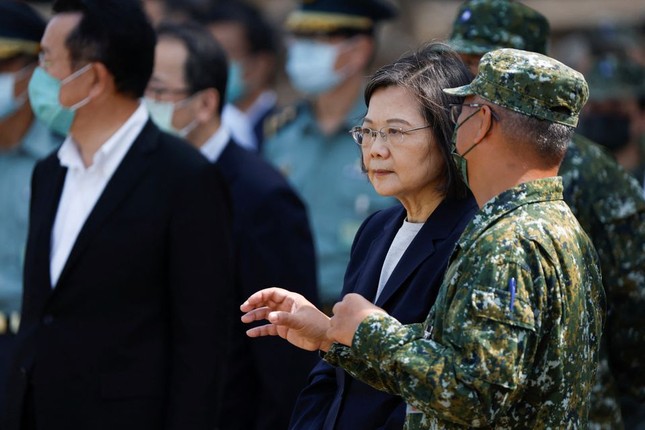 Bà Thái Anh Văn (giữa). Ảnh: Reuters