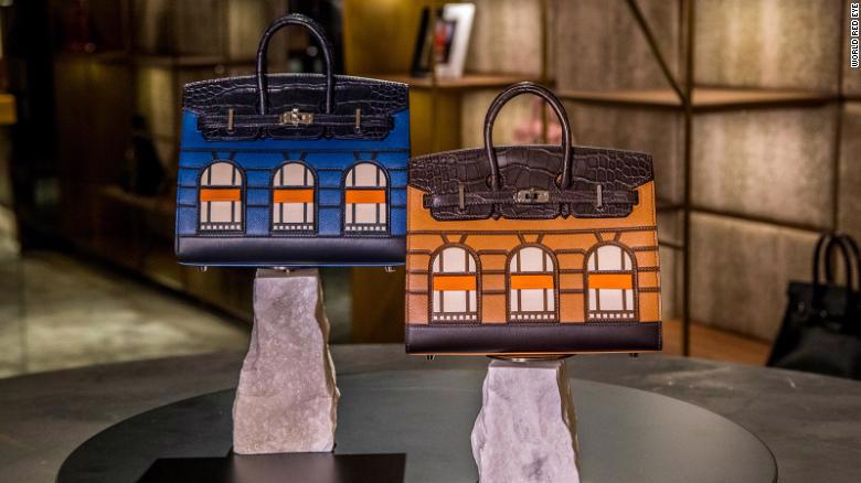 Cặp túi Hermes Birkin Faubourg "ngày và đêm"&nbsp;phiên bản đặc biệt có giá 450.000 USD lần đầu được ra mắt năm 2019&nbsp;với màu xanh biển và nâu.
