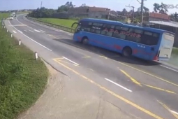 Tin tức trong ngày - Vụ xe khách lao xuống ruộng, tài xế tử vong: Sang đường thế nào cho đúng luật?