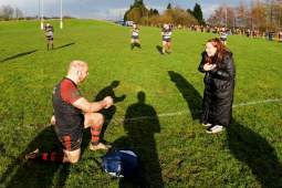 Bạn trẻ - Cuộc sống - Màn cầu hôn trên sân bóng bầu dục khiến cô gái "toát mồ hôi"