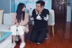 Clip hài hước - Hai vợ chồng xem tivi chuyển kênh liên tục vì lý do khó đỡ này