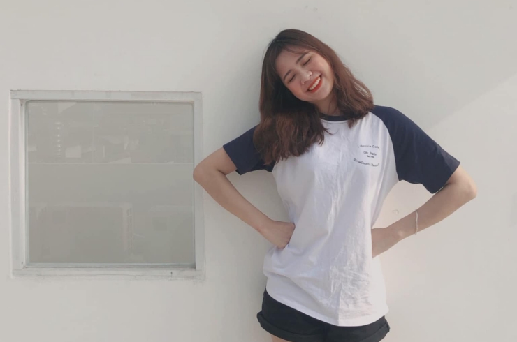 Rời bỏ đồng phục bay, cô xinh tươi&nbsp;đúng tuổi với phong cách trẻ trung.
