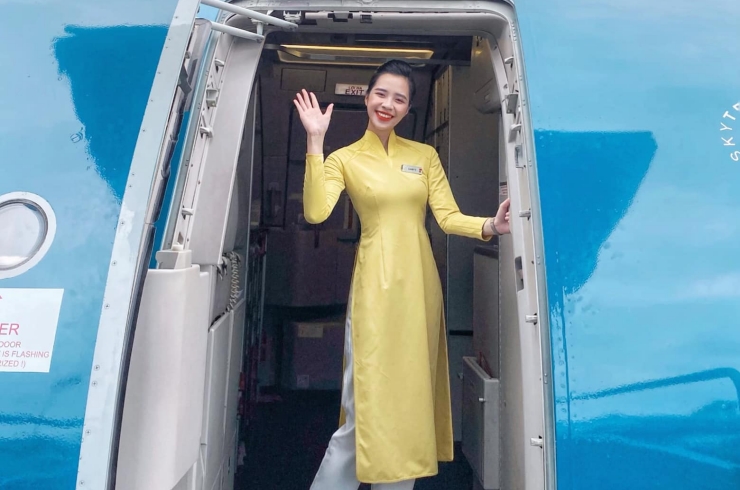 Tống Khánh Linh (SN 1998, quê ở Đắk Lắk) từng thu hút khi giữ chức tiếp viên trưởng trẻ tuổi nhất của hãng Pacific Airlines khi mới 21 tuổi.
