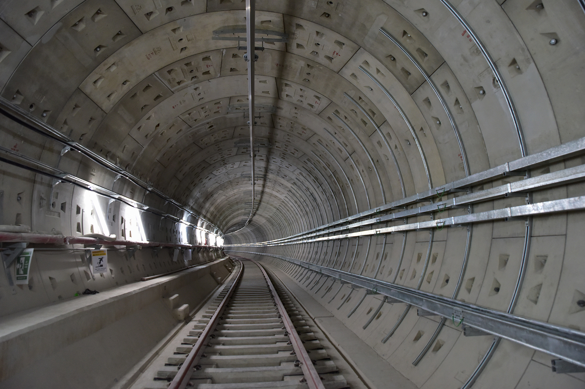 Diện mạo mới của ga ngầm metro TP.HCM sắp hoàn thiện - 16