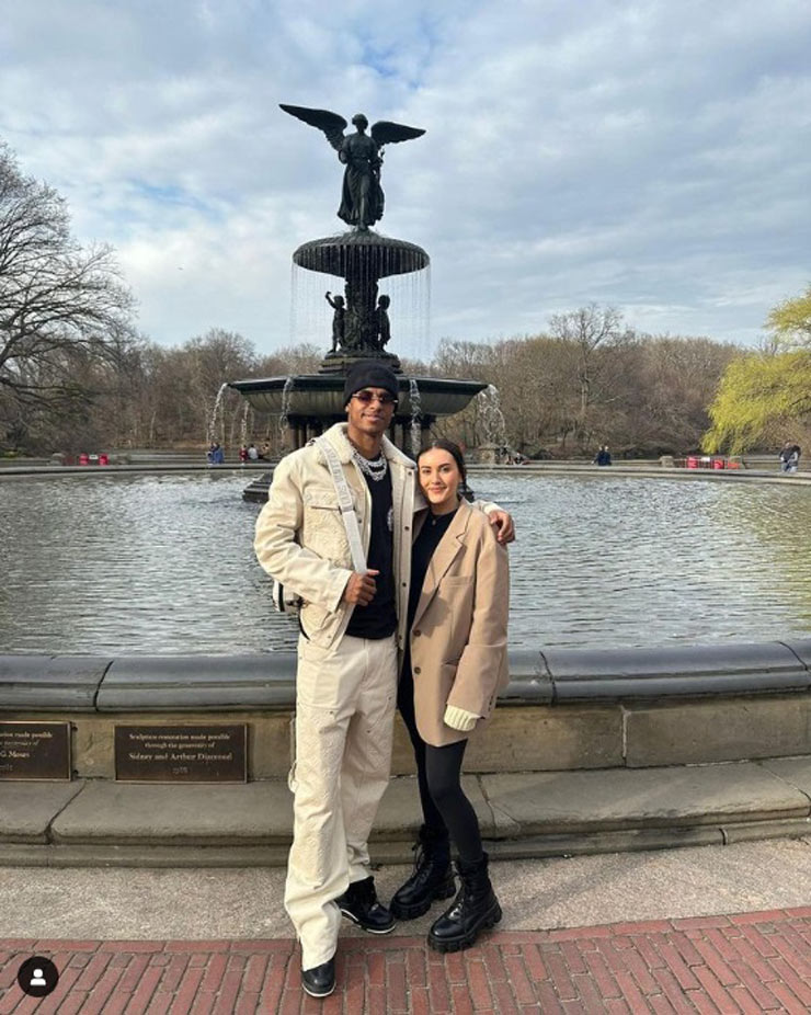 Rashford bên bạn gái Lucia Loi ở thác nước Central Park tại New York