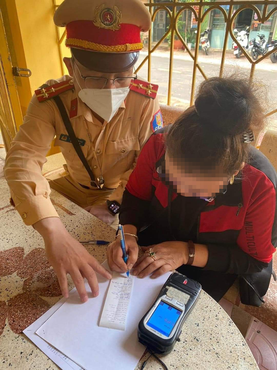 Bà N. ký biên bản vi phạm