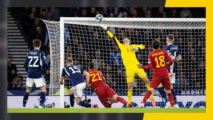 Scotland (áo xanh thẫm) xuất sắc đánh bại Tây Ban Nha