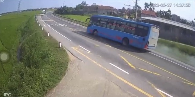 Xe khách nghiêng xe khi đánh lái sang trái tránh tông xe máy (Ảnh chụp từ clip)