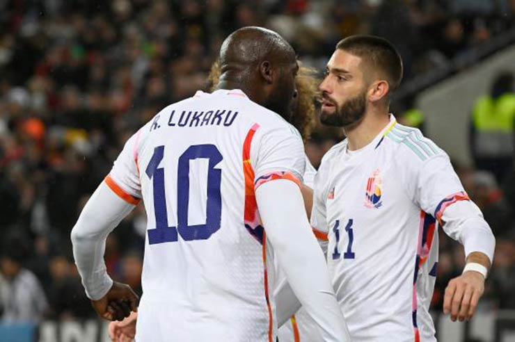 Lukaku và Carrasco mang lại cách biệt 2 bàn cho Bỉ chỉ sau chưa đến 10 phút