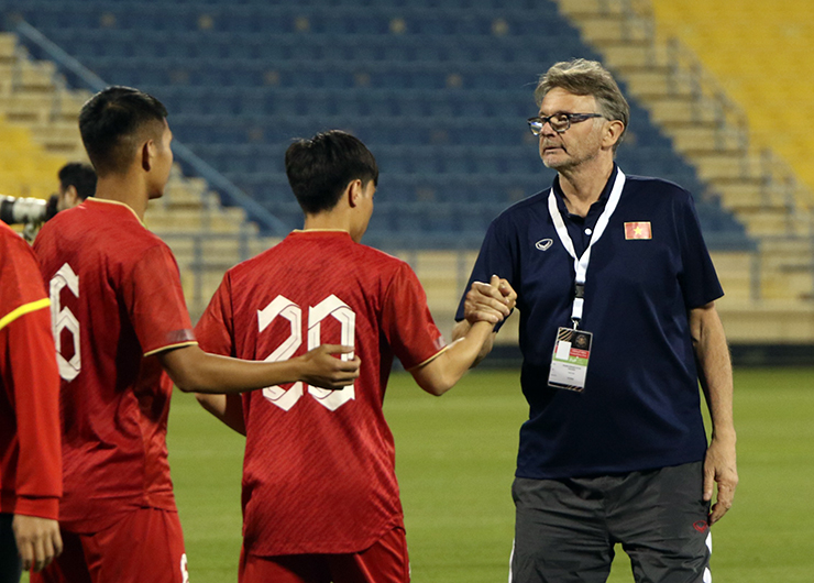 HLV Troussier động viên các học trò sau trận đấu giữa U23 Việt Nam và U23&nbsp;Kyrgyzstan.