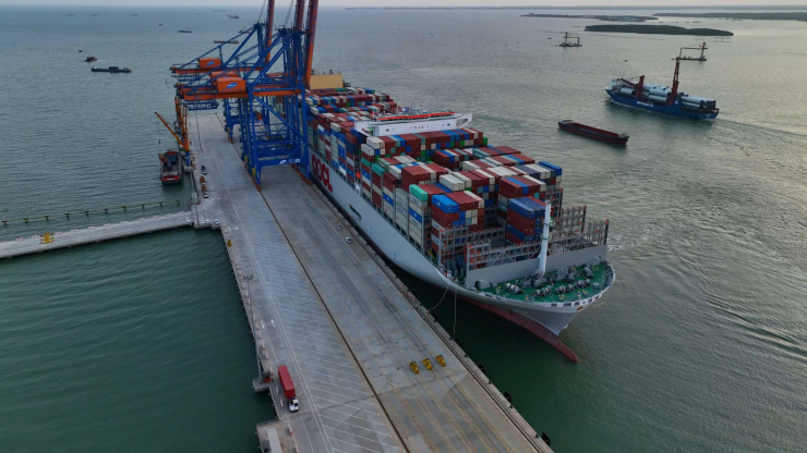 Siêu tàu container lớn nhất thế giới cập cảng tỉnh Bà Rịa - Vũng Tàu
