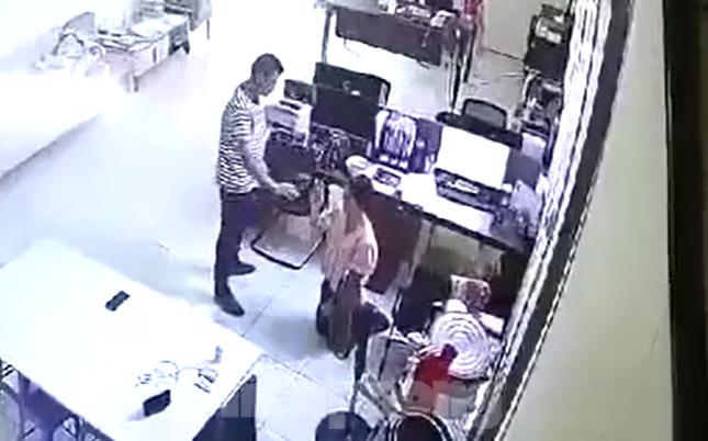 Nữ kế toán quỳ gối trước mặt giám đốc. Ảnh cắt từ camera
