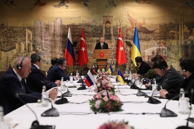 Tổng thống Thổ Nhĩ Kỳ Recep Tayyip Erdogan phát biểu trước khi hai phái đoàn Nga - Ukraine bắt đầu hội đàm ở Istanbul ngày 29/3/2022. Ảnh: Reuters