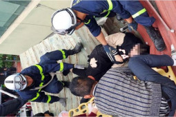 Hà Nội: Cứu thanh niên rơi từ tầng 11 chung cư xuống mái tôn