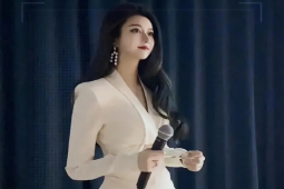 Thời trang - Cô giáo đứng giảng bài bất ngờ "gây sốt" vì xinh đẹp, phong cách như minh tinh