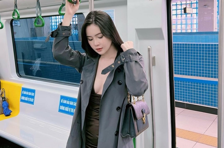 Chiếc váy ôm này còn được gọi bằng tên &#34;váy Quỳnh Búp Bê&#34; khi xuất hiện trong bộ phim cùng tên.
