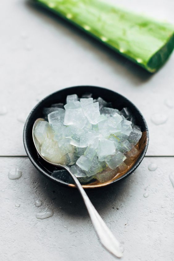 ất nhiều người bị các vấn đề về da như phát ban hoặc mụn trứng cá.&nbsp;Nha đam có thể hoạt động như một loại thuốc trị mụn.&nbsp;Nó chứa vitamin C và vitamin E rất hữu ích để giữ cho làn da khỏe mạnh và rạng rỡ.