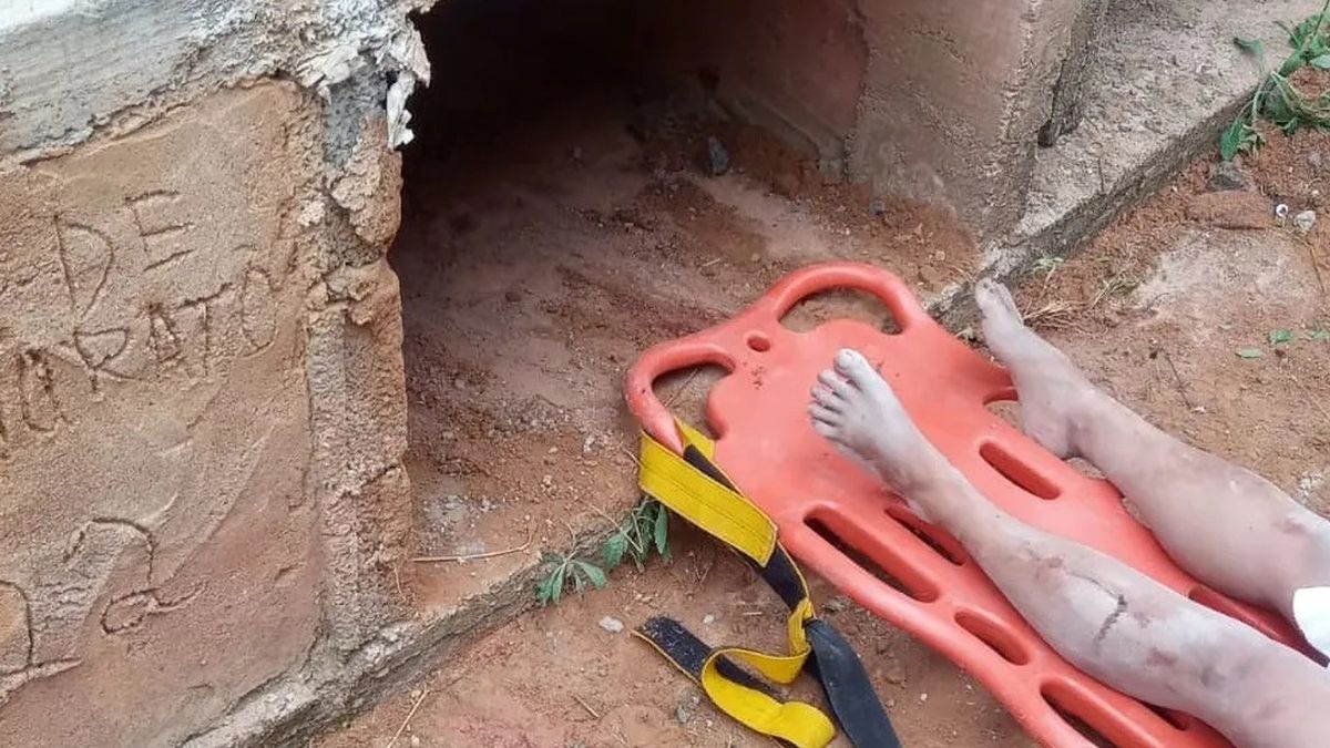 Người phụ nữ được lôi ra khỏi ngôi mộ. Ảnh: Newsflash