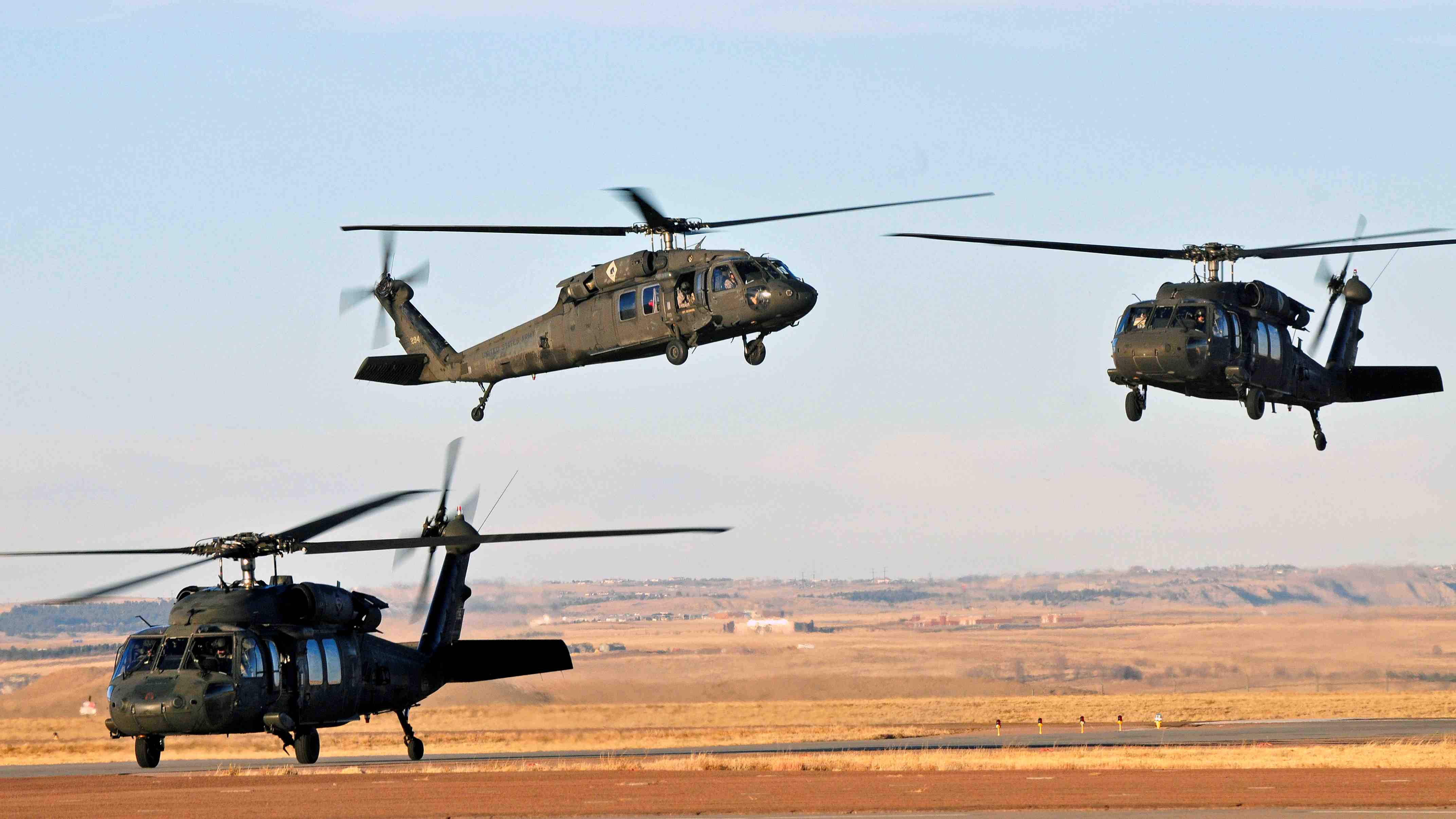 Trực thăng cất cánh từ căn cứ Fort Carson của Mỹ (ảnh: CNN)