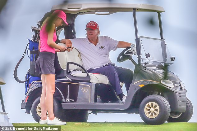 Nữ trợ lý nói chuyện với ông Trump tại sân golf vào ngày 29/3.