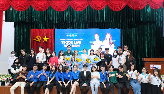 Ekip workshop “thu nhập không giới hạn từ TikTok Live Việt Nam” và các bạn sinh viên
