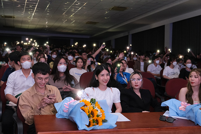 Các bạn sinh viên hào hứng và thích thú với chương trình Workshop