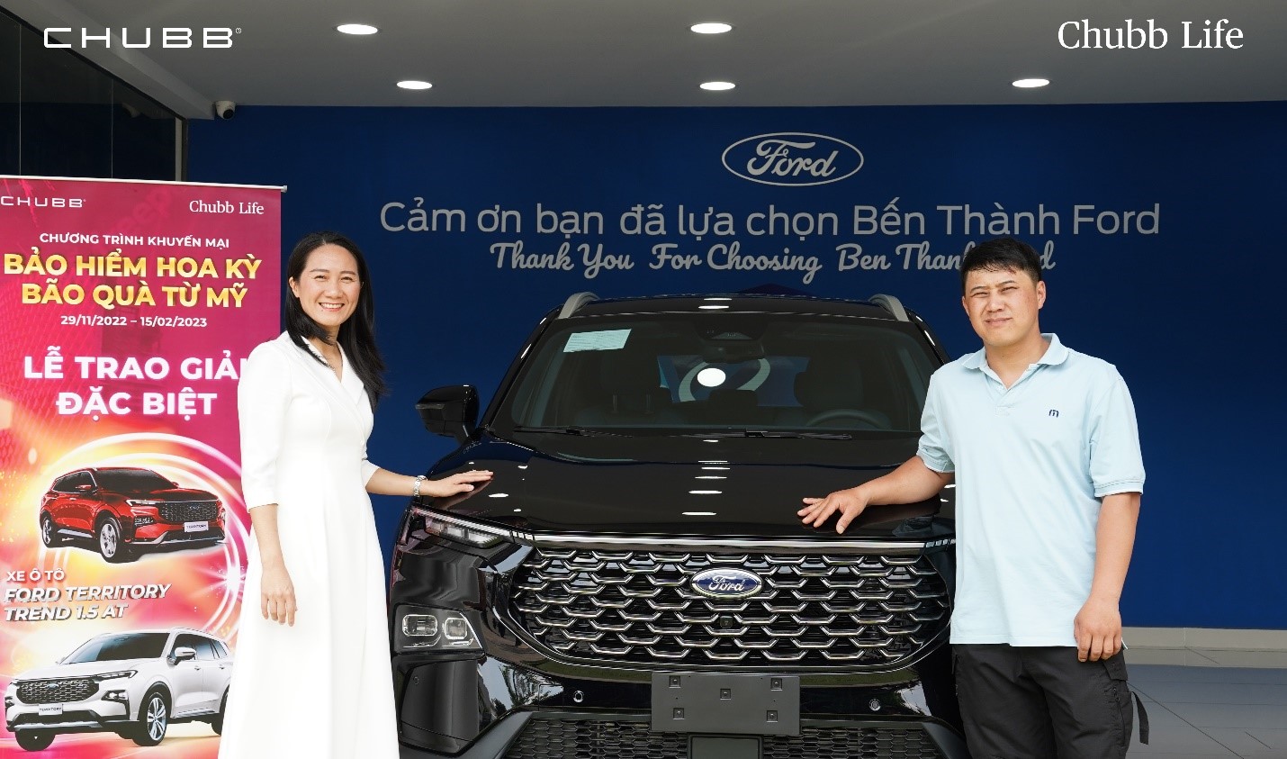 &nbsp;Bà Hồ Thị Hoàng Yến, Đại diện Chubb Life trao Giải thưởng Đặc Biệt cuối chương trình cho Khách hàng N. H. D. Sỹ