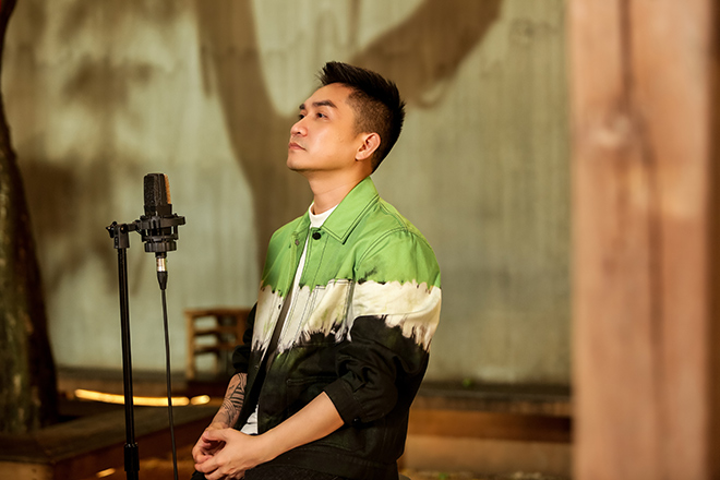 Hình ảnh của Phạm Khánh Hưng trong MV "Em Chờ Anh"