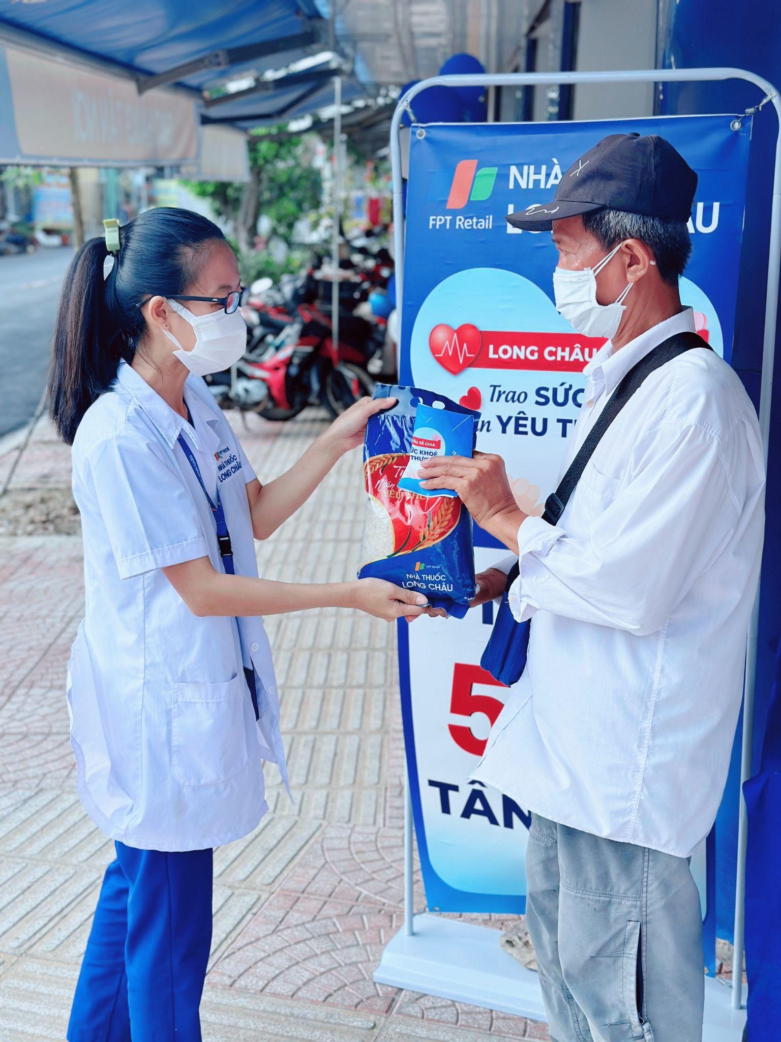 Mở rộng quy mô dự án “Long Châu Sẻ Chia”, FPT Long Châu tặng 1 triệu ngày thuốc, 500 tấn gạo, tổ chức gần 400 chương trình tư vấn sức khỏe cộng đồng.