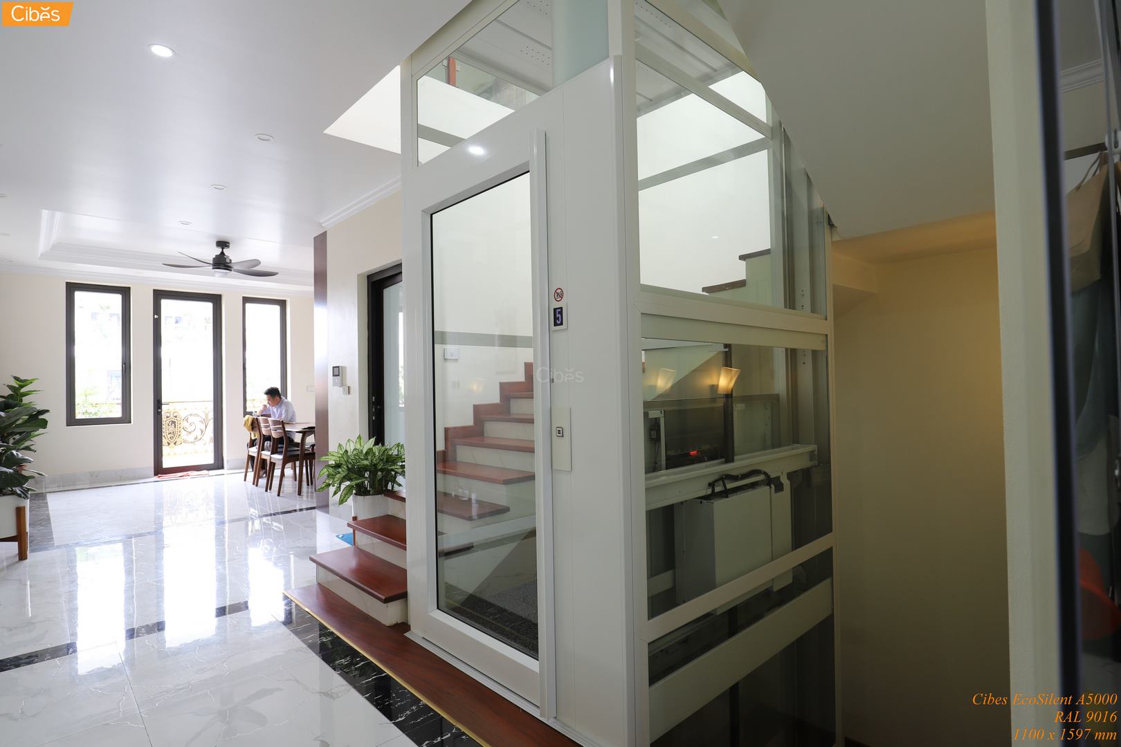 Thiết kế thang máy Cibes tối giản nhưng đẹp mắt tại căn hộ ở Monbay Hạ Long.