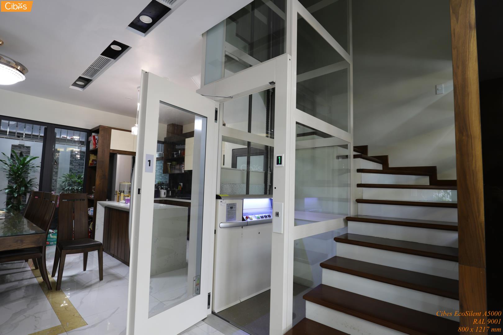 Thang máy EcoSilent A5000 màu RAL 9001 hài hòa với không gian kiến trúc và nội thất của biệt thự.