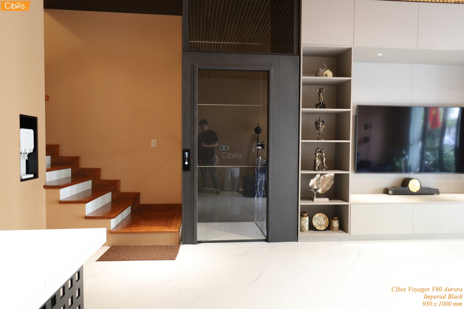 Thang máy Voyager Aurora V80 màu đen hài hòa với không gian sống mang gam màu trung tính chủ đạo.