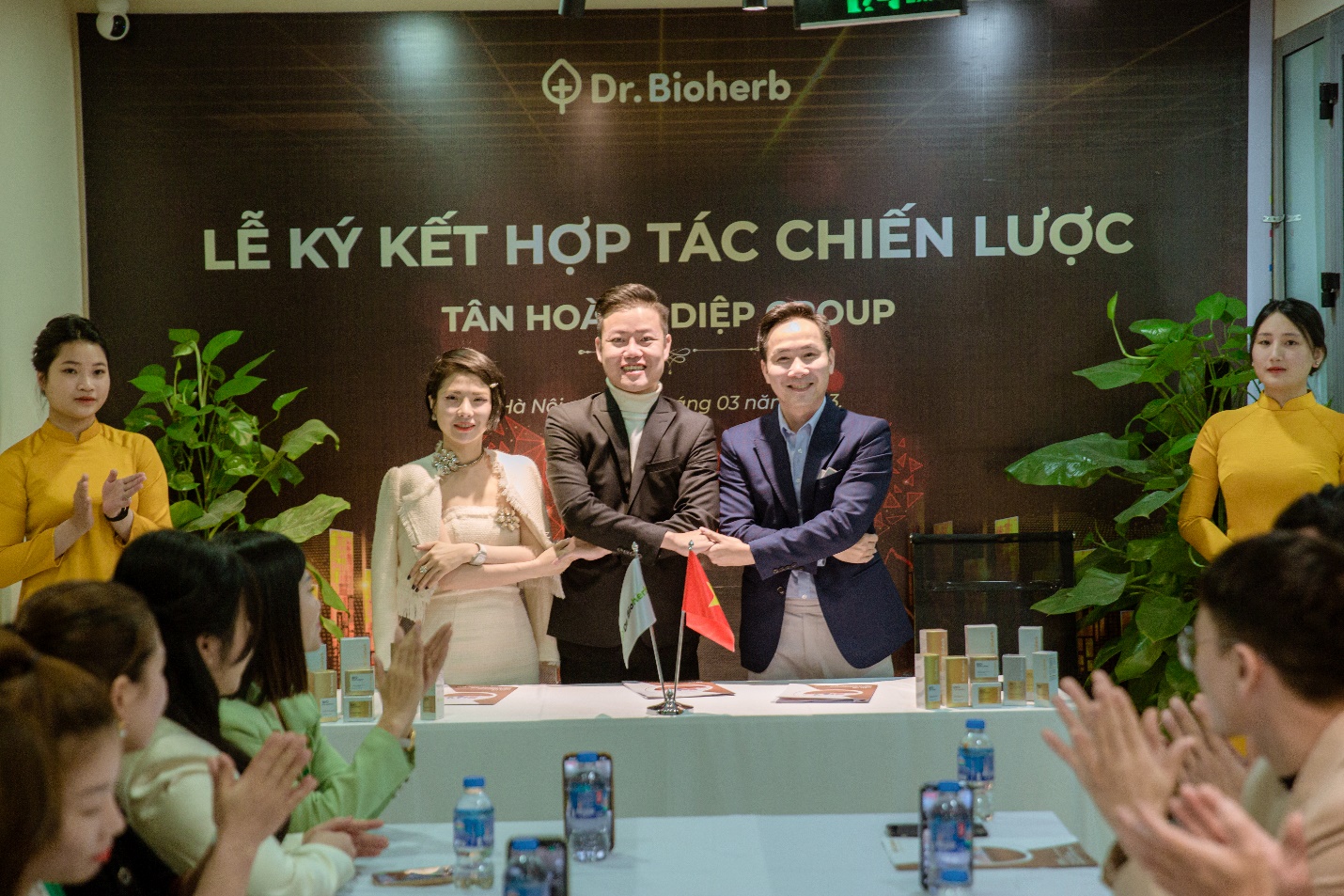 Lãnh đạo Nhãn hàng Dr.Bioherb và ông Nguyễn Anh Tuấn - Chủ tich HH Spa Thực chiến