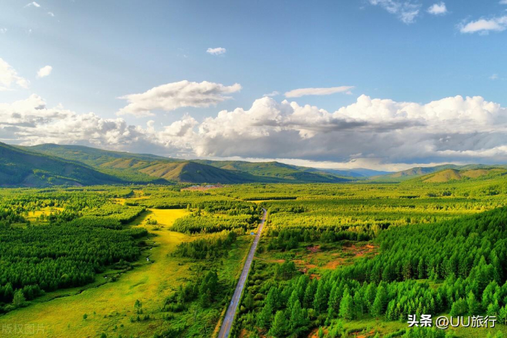 Là một trong những khu rừng đẹp nhất ở Trung Quốc, đi bộ qua dãy núi Đại Hưng An Lĩnh (tỉnh Hắc Long Giang), bạn sẽ ngắm nhìn thoả thích núi non nhấp nhô, cây cối xanh tươi, mùa nào cũng đều có vẻ đẹp rất riêng của nó.
