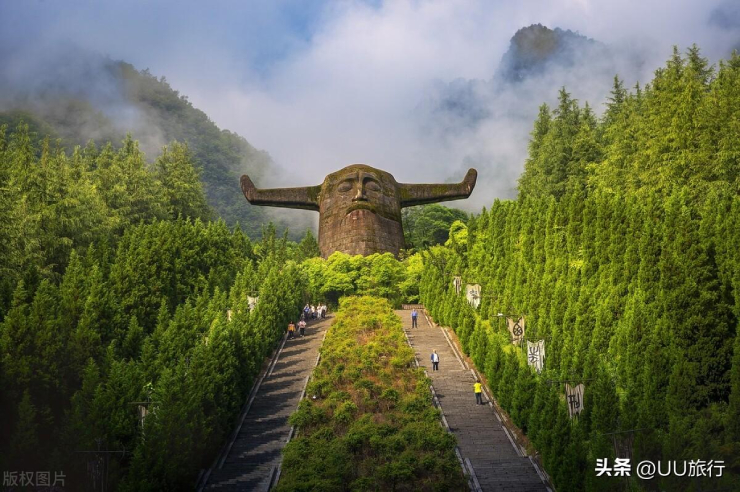 Mùa đẹp nhất ở Khu bảo tồn thiên nhiên Shennongjia (tỉnh Hồ Bắc) là mùa hè, nhiệt độ vào mùa hè chỉ khoảng 20 độ, rất mát mẻ.&nbsp;
