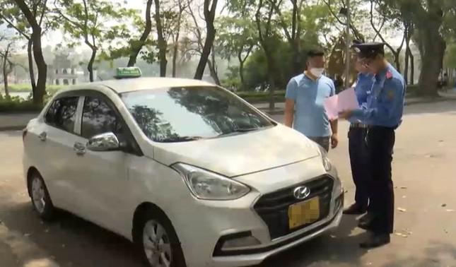 Lực lượng Thanh tra phát hiện, kiểm tra xe và tài xế vi phạm trên đường Đinh Tiên Hoàng.
