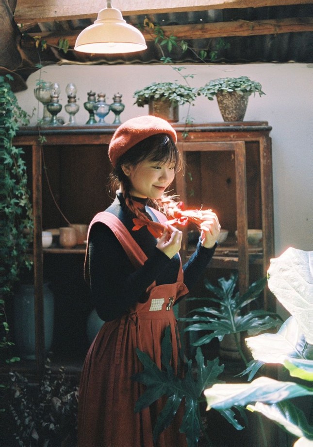 Cô bạn gen Z ‘gây sốt’ cộng đồng mạng với các bộ ảnh retro, ‘kể chuyện’ bằng ống kính - 1