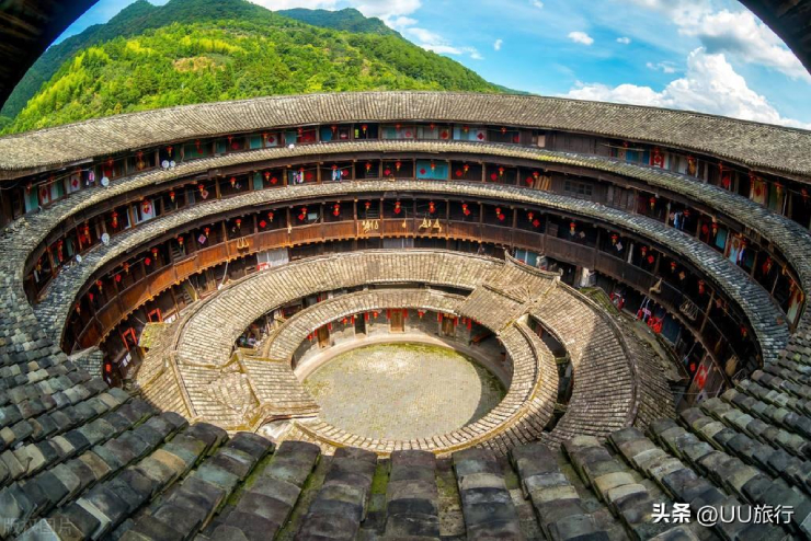 Fujian Tulou là một tòa nhà trên núi độc đáo và kỳ diệu trên thế giới, là kiệt tác của kiến ​​​​trúc Trung Quốc cổ đại.&nbsp;
