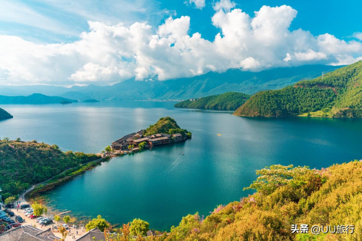 Hồ Lugu (nằm ở giao điểm tỉnh Vân Nam và Tứ Xuyên) dưới bầu trời xanh trong như gương, thả mình trôi trên những chiếc thuyền khiến bạn xoá tan mỏi mệt. Cảnh vật non nước, rừng xanh đẹp như tranh vẽ, khó ai cưỡng lại được.
