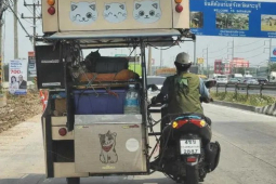Bạn trẻ - Cuộc sống - Người đàn ông đưa 11 chú mèo cùng đi du lịch trên xe máy
