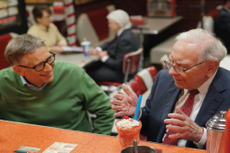 Ẩm thực - Ăn nhiều đồ ăn nhanh, uống 5 lon nước ngọt mỗi ngày, Warren Buffet vẫn sống thọ tới 92 tuổi