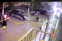 Phi thường - kỳ quặc - Video: Hoảng sợ trước cảnh quả cầu lửa bùng lên từ bình gas